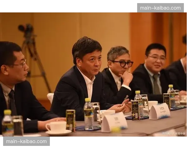 电竞制播逻辑与传统体育在当前周期交织 这种借鉴衍生出更具动感的视觉风格