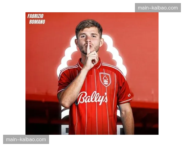 “英超奖杯巡展”活动本周抵达利物浦，吸引数千球迷参观