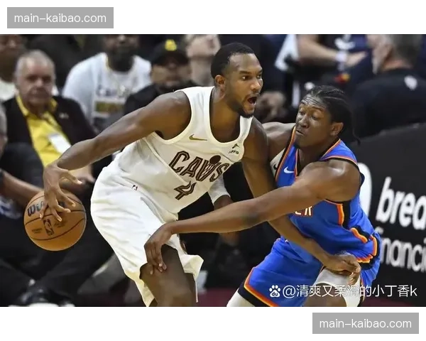 快船与尼克斯比赛因篮筐问题中断十分钟，工作人员紧急维修